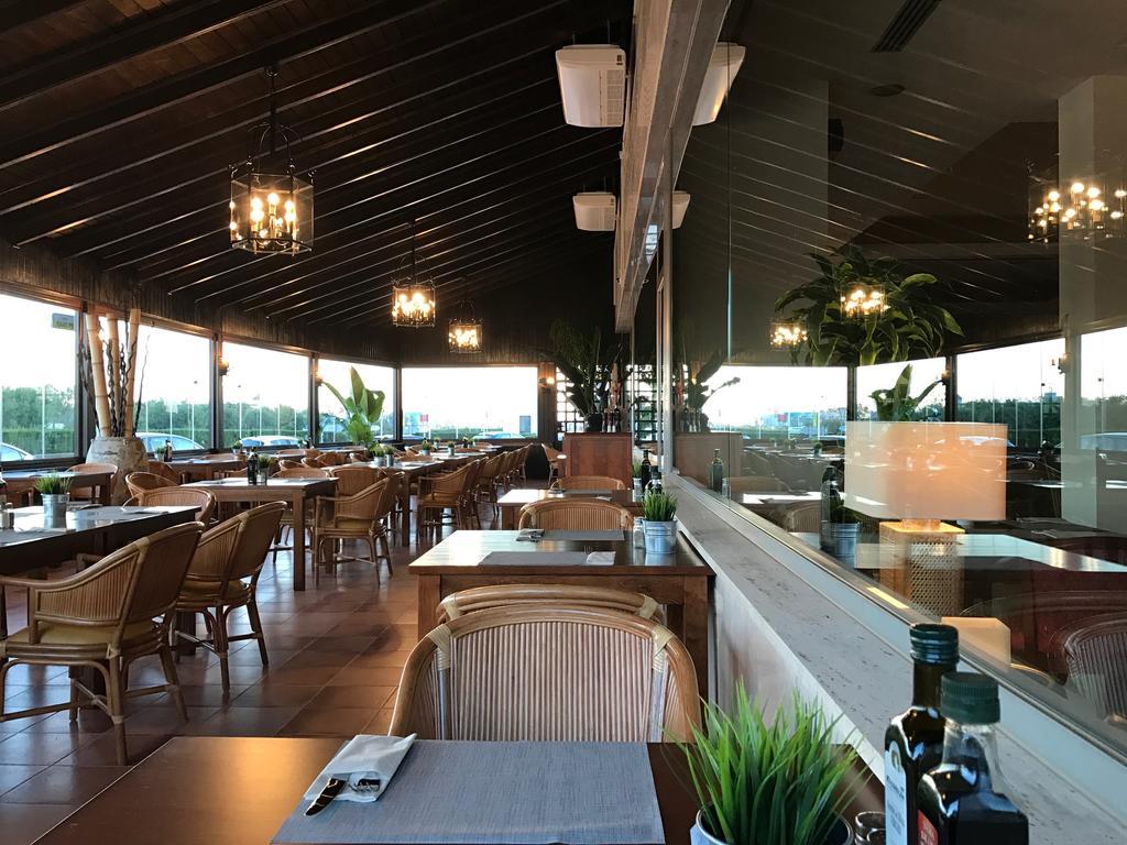 Leflet Sanlucar Hotel Sanlucar la Mayor Exterior photo