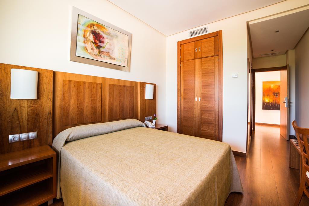 Leflet Sanlucar Hotel Sanlucar la Mayor Exterior photo