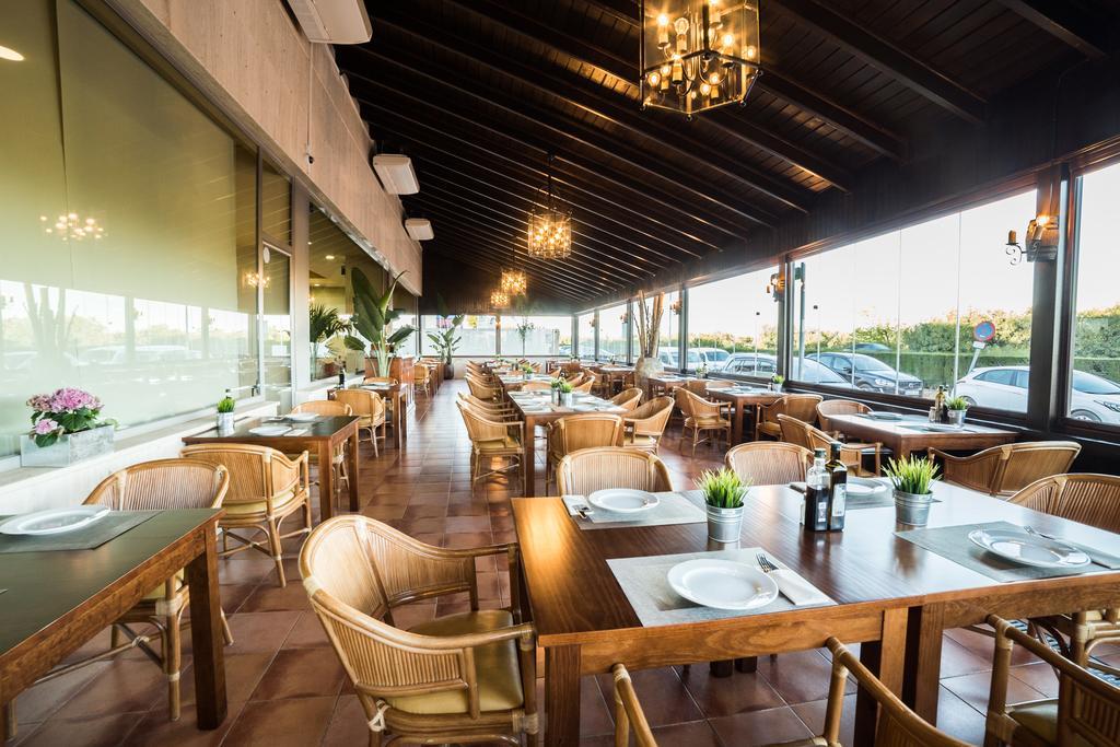 Leflet Sanlucar Hotel Sanlucar la Mayor Exterior photo